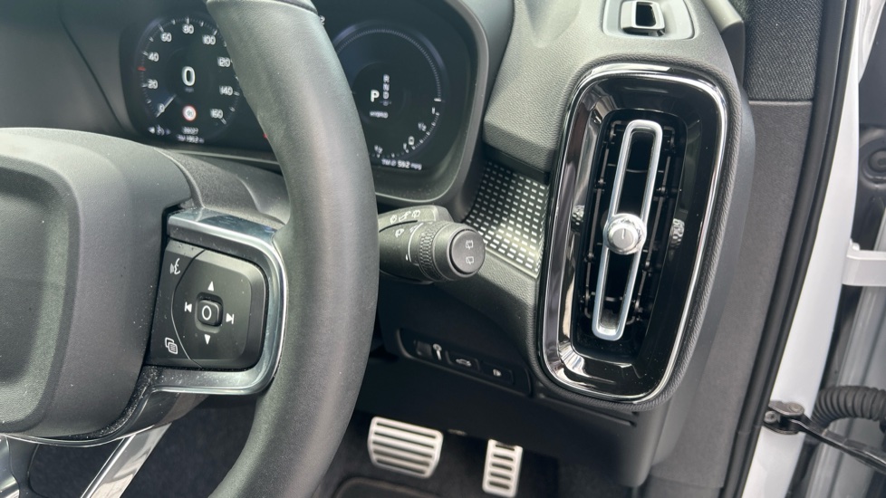 Volvo XC40 1.5 T5 Recharge PHEV R DESIGN Pro 5dr Auto Estate - Image 22
