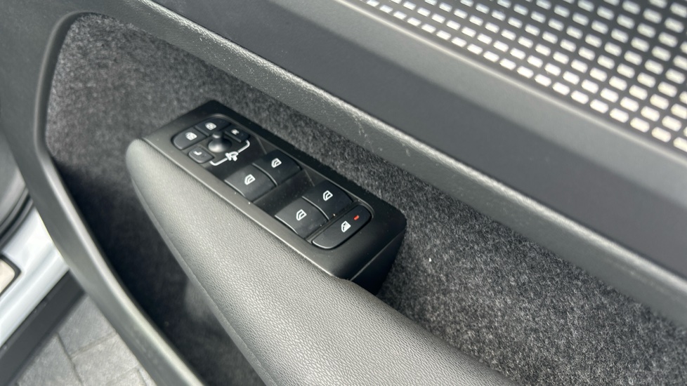 Volvo XC40 1.5 T5 Recharge PHEV R DESIGN Pro 5dr Auto Estate - Image 23