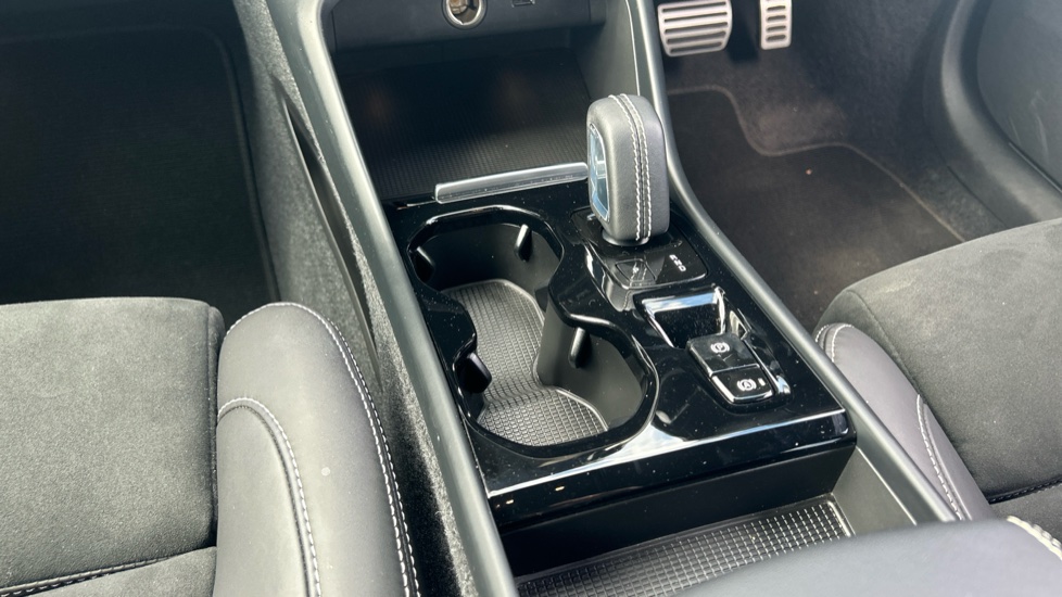 Volvo XC40 1.5 T5 Recharge PHEV R DESIGN Pro 5dr Auto Estate - Image 25