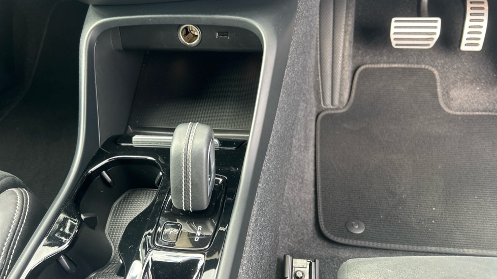 Volvo XC40 1.5 T5 Recharge PHEV R DESIGN Pro 5dr Auto Estate - Image 26