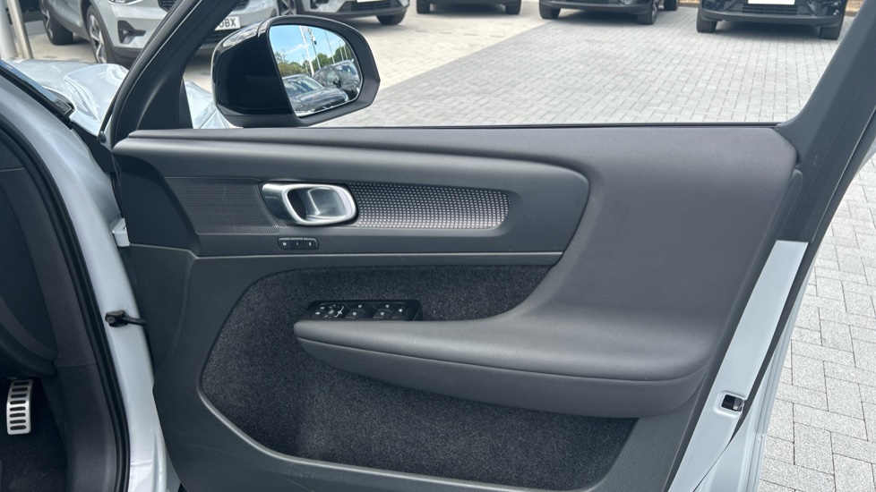 Volvo XC40 1.5 T5 Recharge PHEV R DESIGN Pro 5dr Auto Estate - Image 28