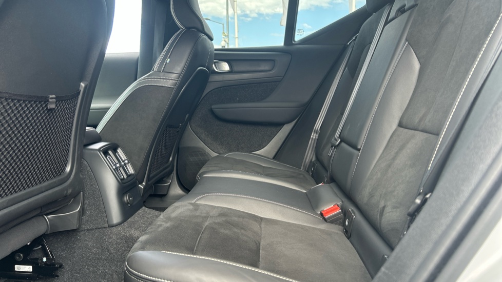 Volvo XC40 1.5 T5 Recharge PHEV R DESIGN Pro 5dr Auto Estate - Image 29