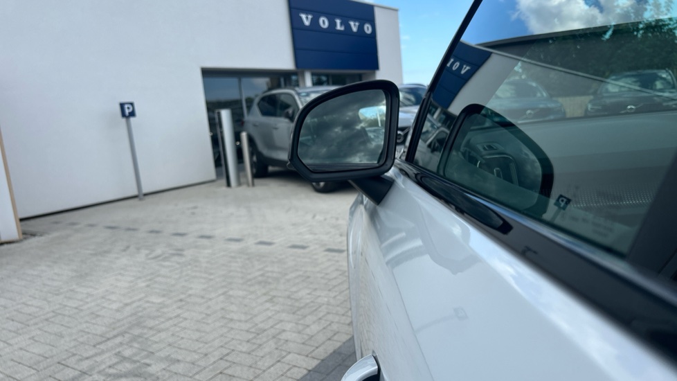 Volvo XC40 1.5 T5 Recharge PHEV R DESIGN Pro 5dr Auto Estate - Image 31
