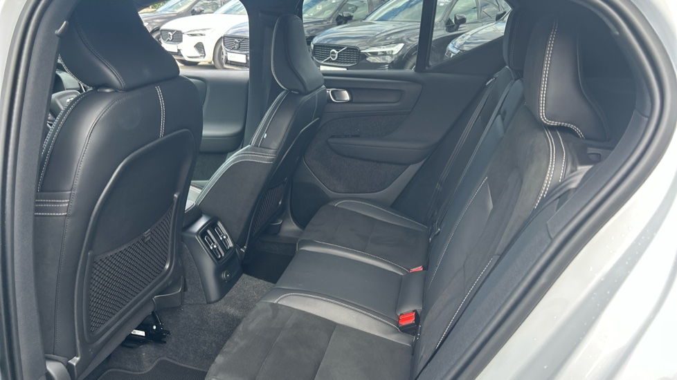 Volvo XC40 1.5 T5 Recharge PHEV R DESIGN Pro 5dr Auto Estate - Image 32