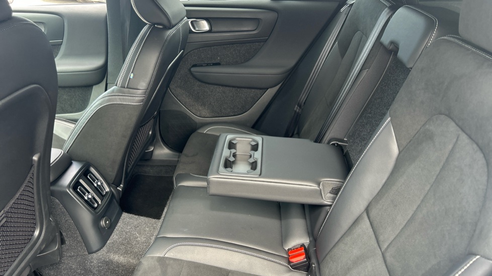 Volvo XC40 1.5 T5 Recharge PHEV R DESIGN Pro 5dr Auto Estate - Image 33