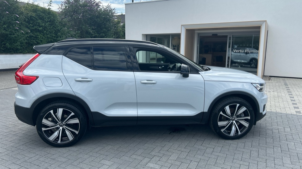 Volvo XC40 1.5 T5 Recharge PHEV R DESIGN Pro 5dr Auto Estate - Image 35