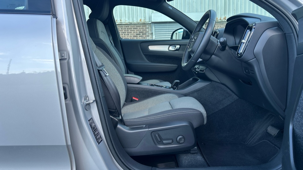 Volvo XC40 2.0 B3P Plus Dark 5dr Auto Petrol Estate - Image 30