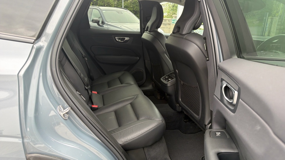 Volvo XC60 2.0 B4P Plus Dark 5dr Geartronic Petrol Estate - Image 6