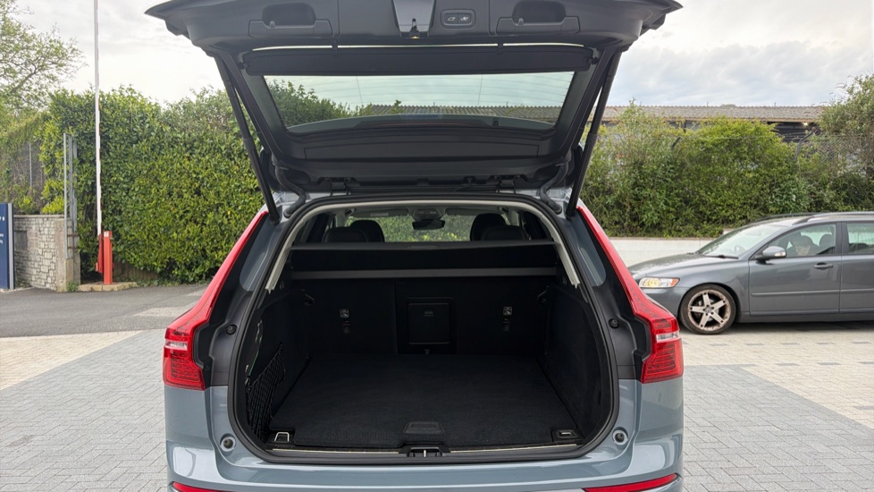 Volvo XC60 2.0 B4P Plus Dark 5dr Geartronic Petrol Estate - Image 13