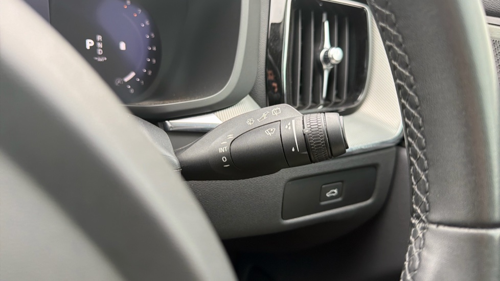 Volvo XC60 2.0 B4P Plus Dark 5dr Geartronic Petrol Estate - Image 23