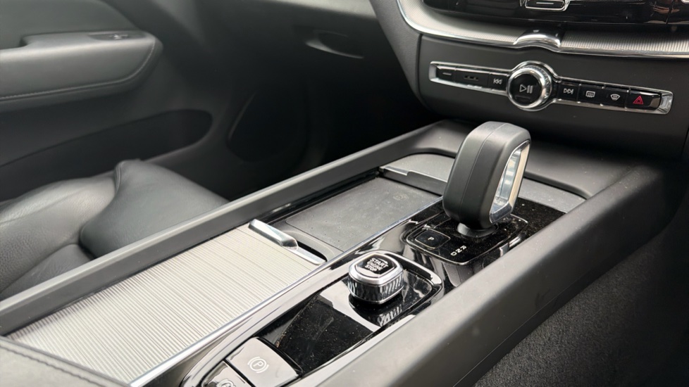 Volvo XC60 2.0 B4P Plus Dark 5dr Geartronic Petrol Estate - Image 26