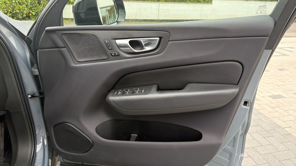 Volvo XC60 2.0 B4P Plus Dark 5dr Geartronic Petrol Estate - Image 29