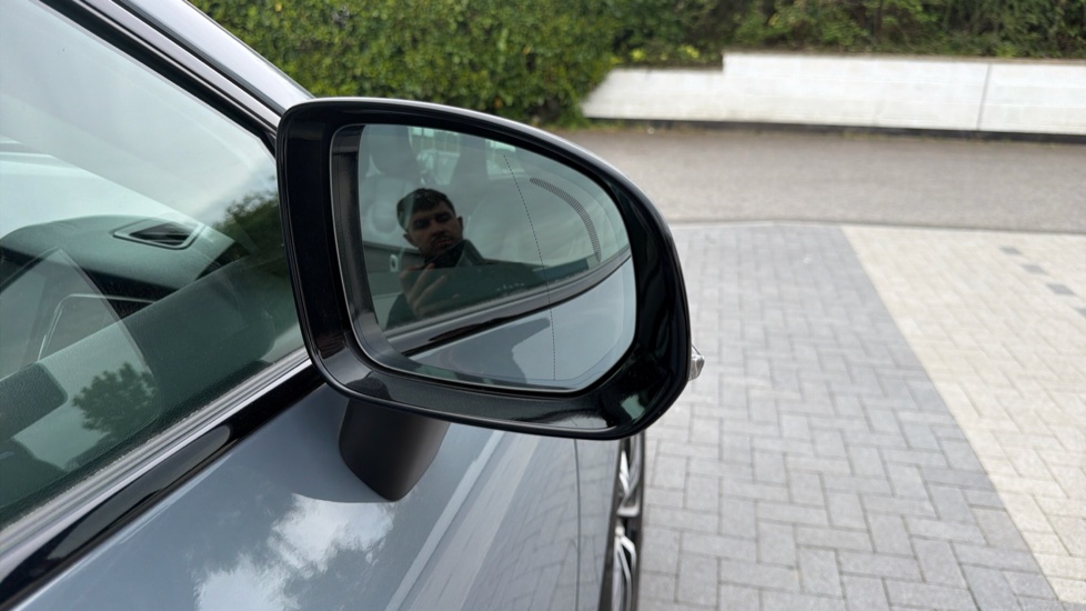 Volvo XC60 2.0 B4P Plus Dark 5dr Geartronic Petrol Estate - Image 32