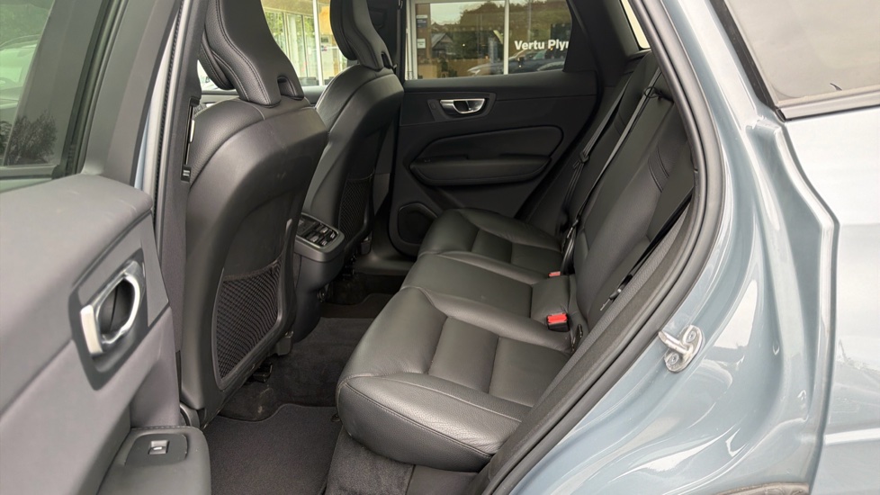 Volvo XC60 2.0 B4P Plus Dark 5dr Geartronic Petrol Estate - Image 33