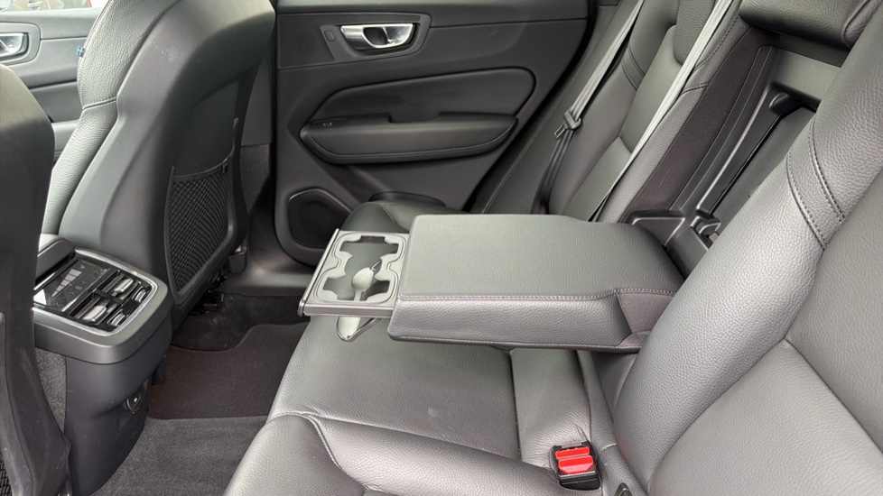Volvo XC60 2.0 B4P Plus Dark 5dr Geartronic Petrol Estate - Image 34