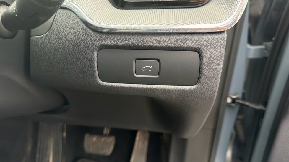 Volvo XC60 2.0 B4P Plus Dark 5dr Geartronic Petrol Estate - Image 35