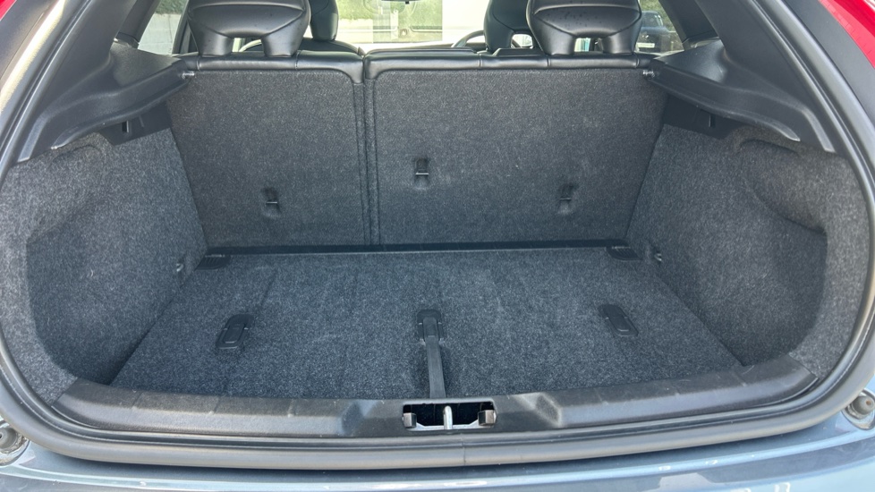 Volvo V40 D3 [4 Cyl 150] R DESIGN Pro 5dr Geartronic Diesel Hatchback - Image 17