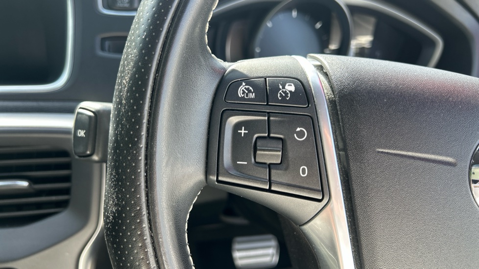 Volvo V40 D3 [4 Cyl 150] R DESIGN Pro 5dr Geartronic Diesel Hatchback - Image 18