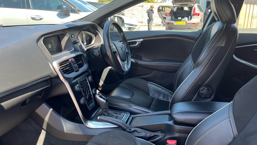 Volvo V40 T3 [152] R DESIGN Nav Plus 5dr Geartronic Petrol Hatchback - Image 9