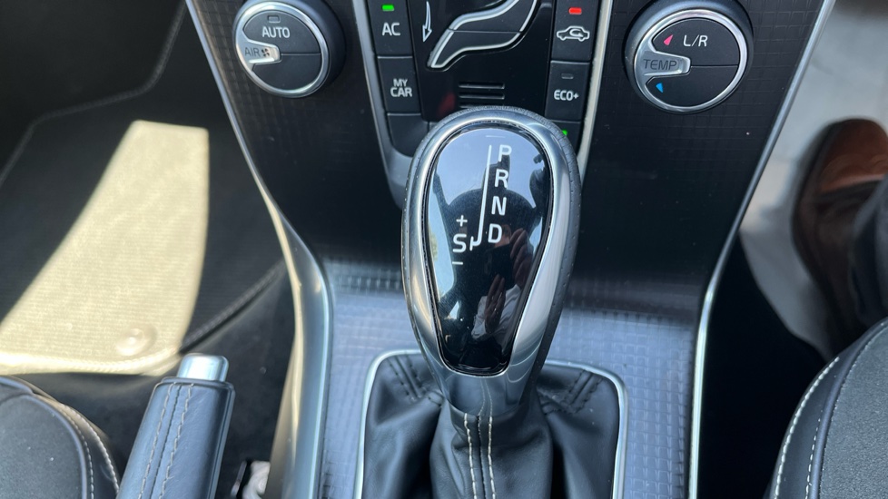 Volvo V40 T3 [152] R DESIGN Nav Plus 5dr Geartronic Petrol Hatchback - Image 13