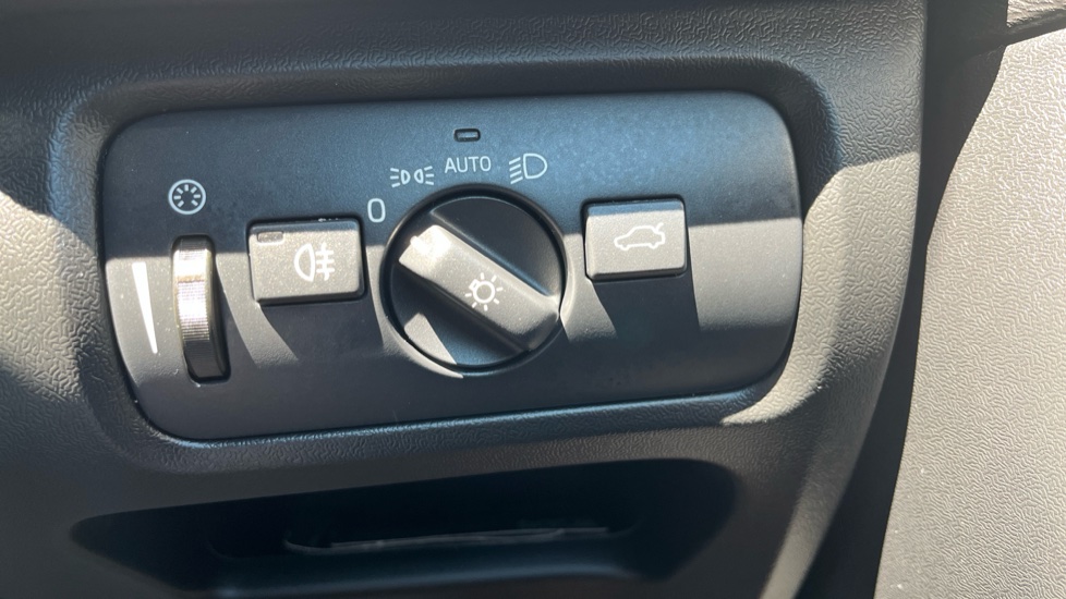 Volvo V40 T3 [152] R DESIGN Nav Plus 5dr Geartronic Petrol Hatchback - Image 26
