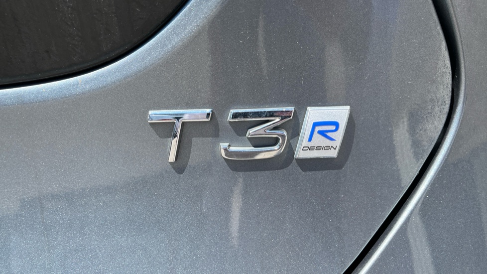 Volvo V40 T3 [152] R DESIGN Nav Plus 5dr Geartronic Petrol Hatchback - Image 32