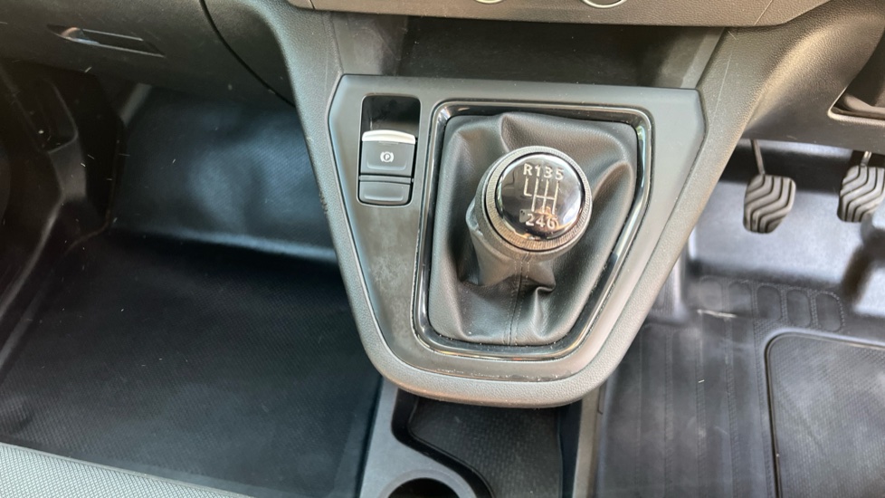 Renault Kangoo L1 Petrol ML19 TCe 100 Advance Van - Image 29