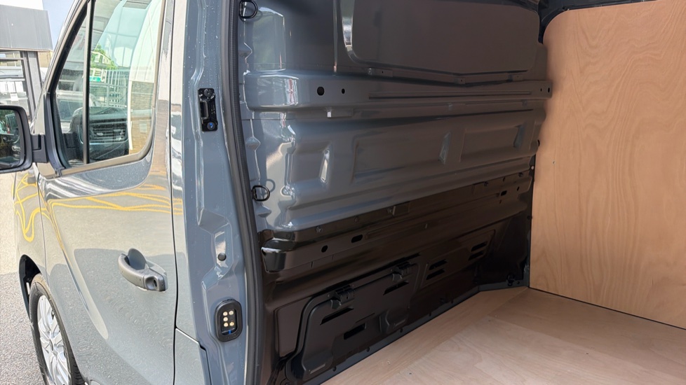 Renault Trafic Swb Diesel SL30 Blue dCi 130 Extra [Safety] Van - Image 18