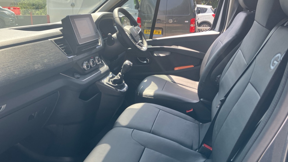 Renault Trafic Lwb Diesel LL30 Blue dCi 150 Graphite Edition Van - Image 13