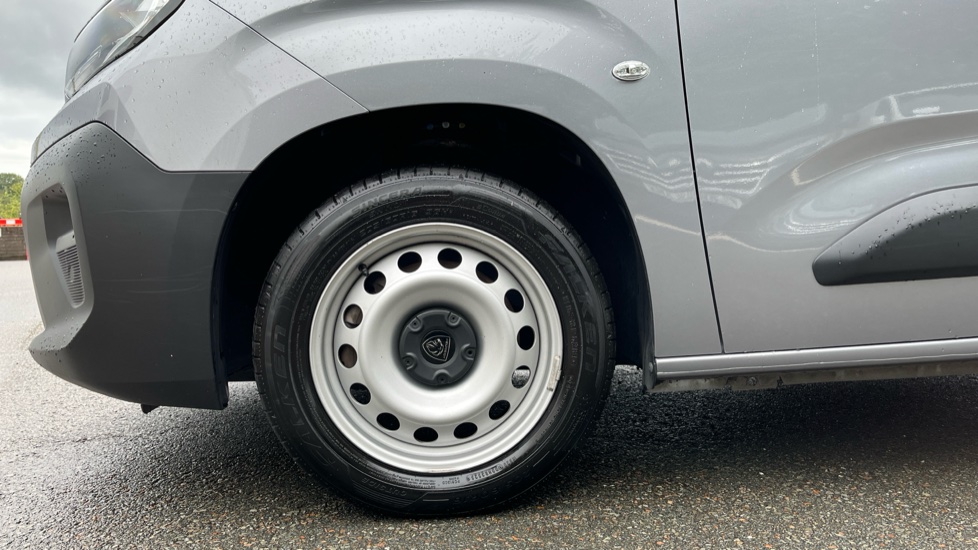 Peugeot Partner Standard Diesel 1.5 BlueHDi 100 Professional Van - Image 17
