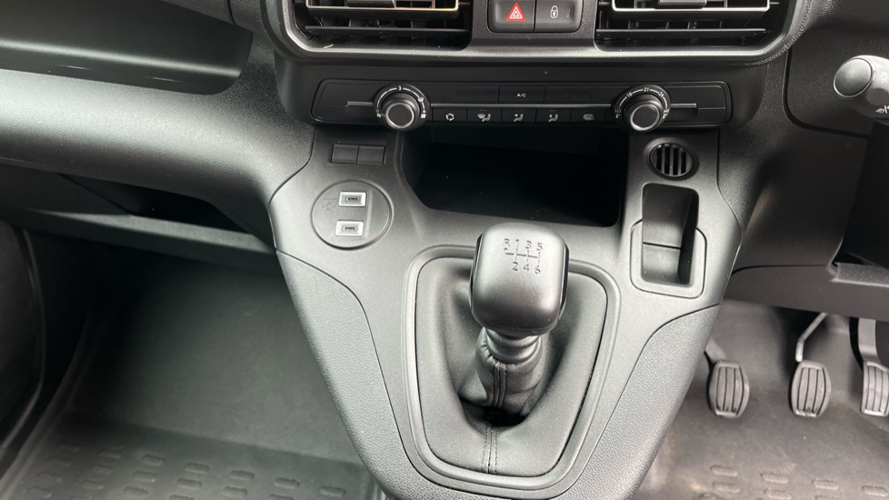 Peugeot Partner Standard Diesel 1.5 BlueHDi 100 Professional Van - Image 28