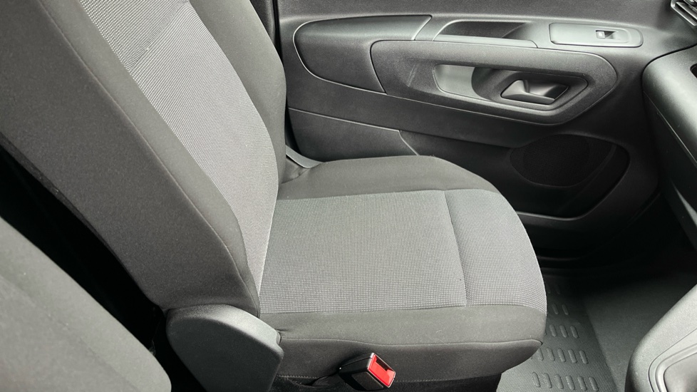 Peugeot Partner Standard Diesel 1.5 BlueHDi 100 Professional Van - Image 22