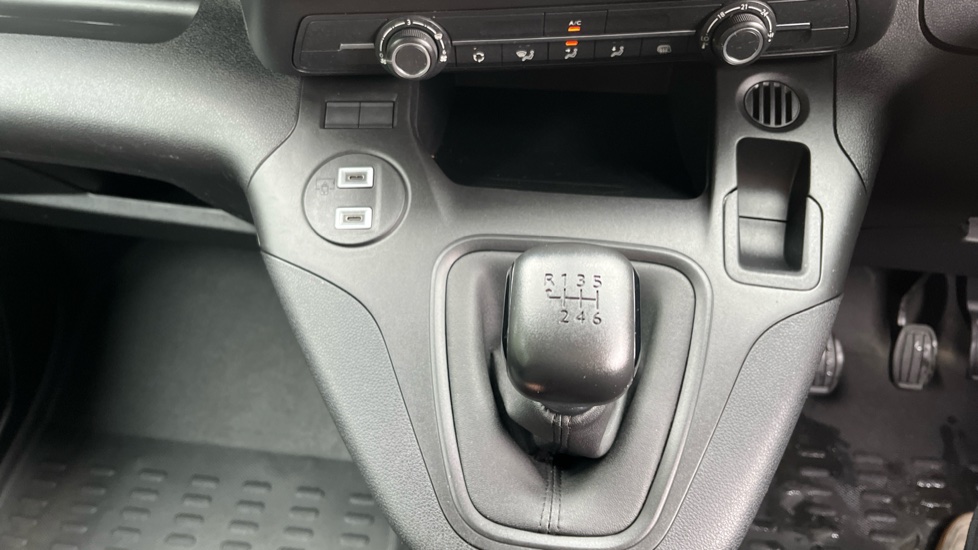 Peugeot Partner Standard Diesel 1.5 BlueHDi 100 Professional Van - Image 27