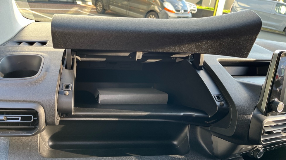 Vauxhall Combo Cargo E-L1 2300 100kW Sportive 50kWh H1 Van Auto - Image 27
