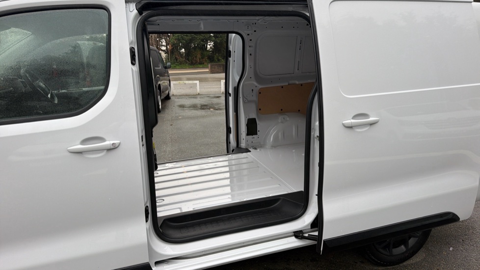 Vauxhall Vivaro L2 Diesel 1.5 Turbo D 120 Pro H1 Van - Image 44
