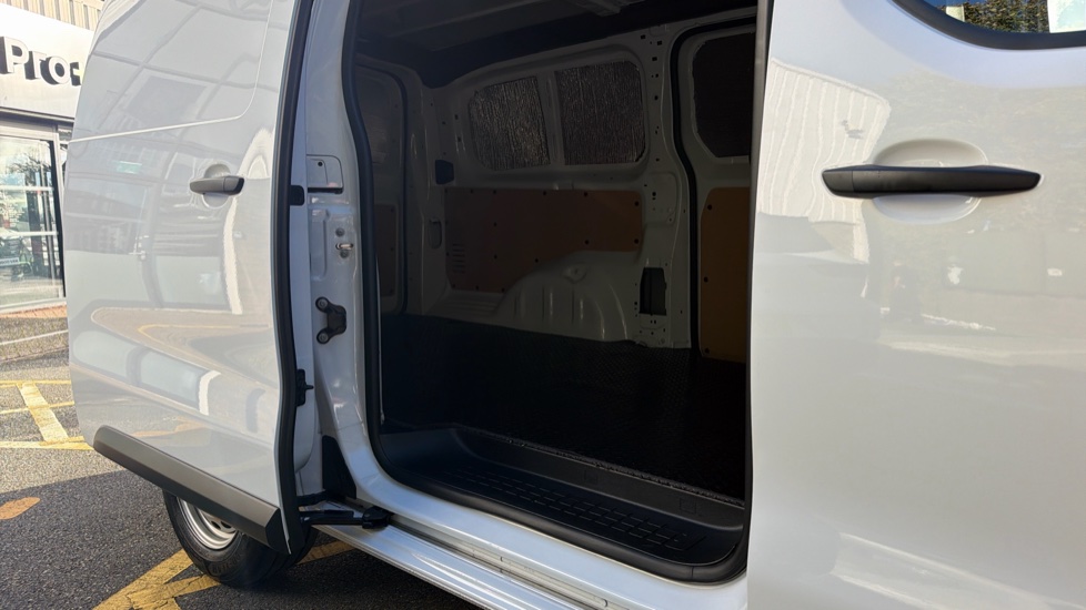 Peugeot Expert L2 Diesel 1.5 BlueHDi 120 Professional Van - Image 5