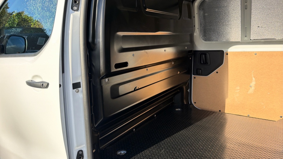 Peugeot Expert L2 Diesel 1.5 BlueHDi 120 Professional Van - Image 18