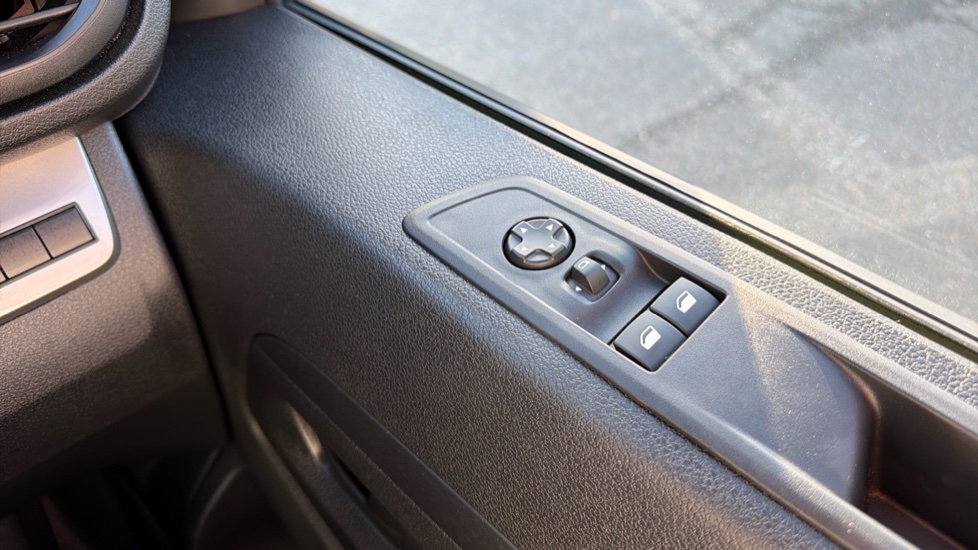 Peugeot Expert L2 Diesel 1.5 BlueHDi 120 Professional Van - Image 32