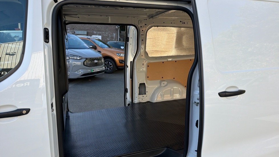 Peugeot Expert L2 Diesel 1.5 BlueHDi 120 Professional Van - Image 39
