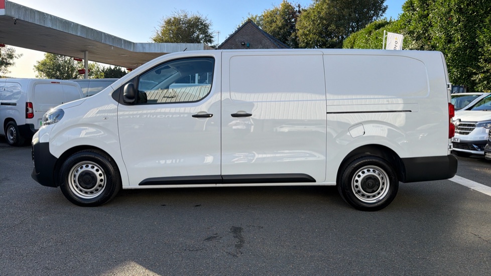 Peugeot Expert L2 Diesel 1.5 BlueHDi 120 Professional Van - Image 42
