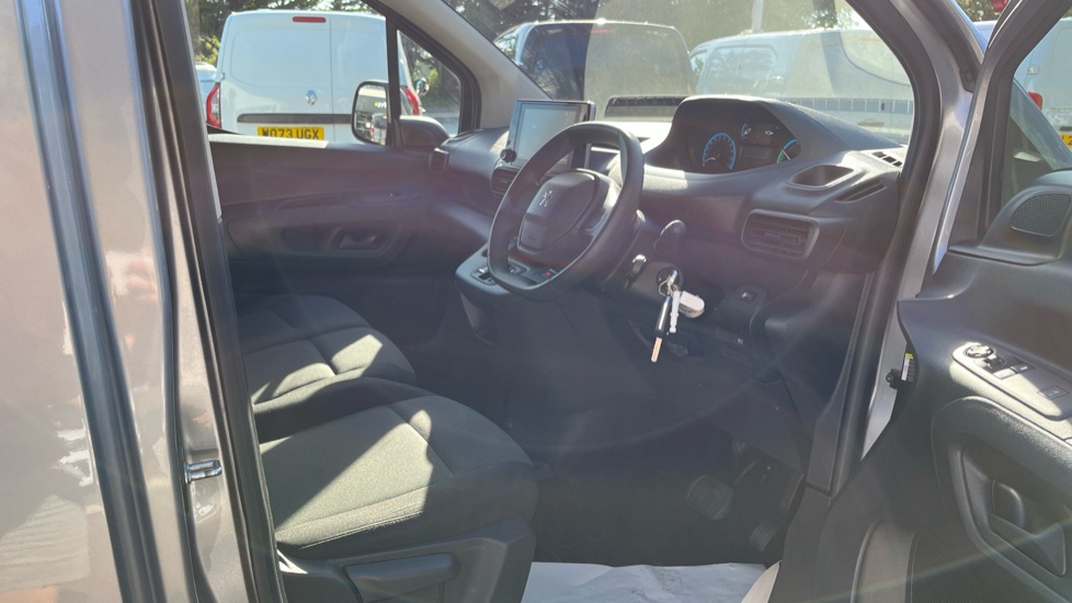Peugeot Partner E-Standard 800 100kW 50kWh Professional Premium + Van Auto - Image 6