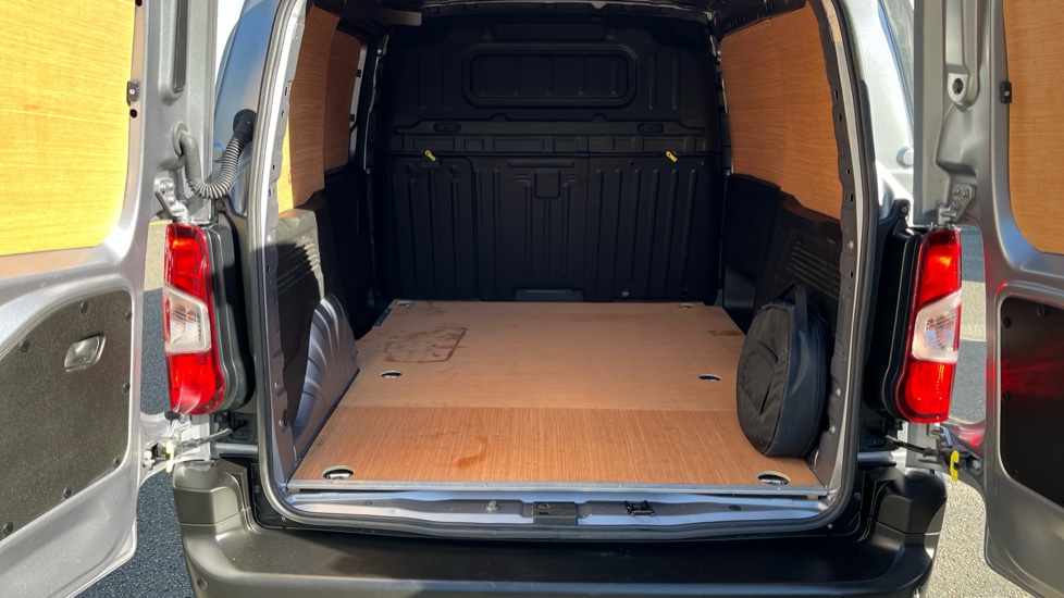 Peugeot Partner E-Standard 800 100kW 50kWh Professional Premium + Van Auto - Image 12