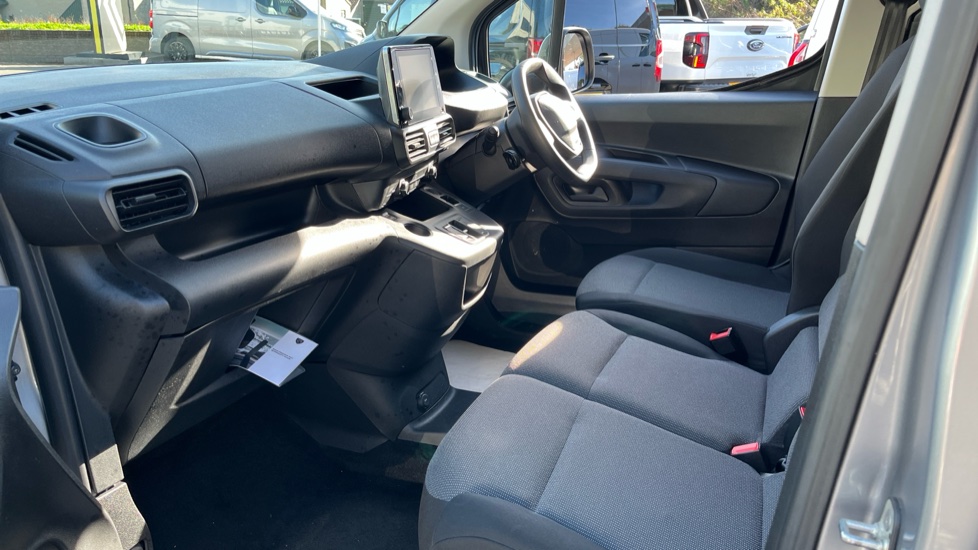 Peugeot Partner E-Standard 800 100kW 50kWh Professional Premium + Van Auto - Image 13