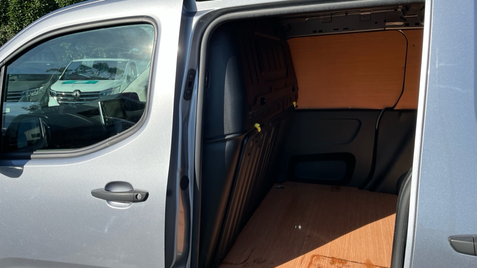 Peugeot Partner E-Standard 800 100kW 50kWh Professional Premium + Van Auto - Image 18