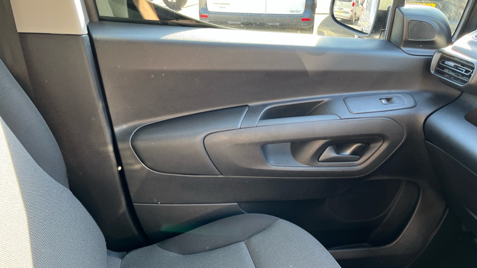 Peugeot Partner E-Standard 800 100kW 50kWh Professional Premium + Van Auto - Image 23