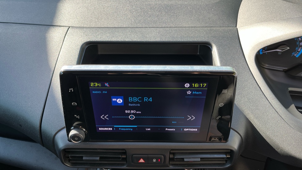 Peugeot Partner E-Standard 800 100kW 50kWh Professional Premium + Van Auto - Image 35