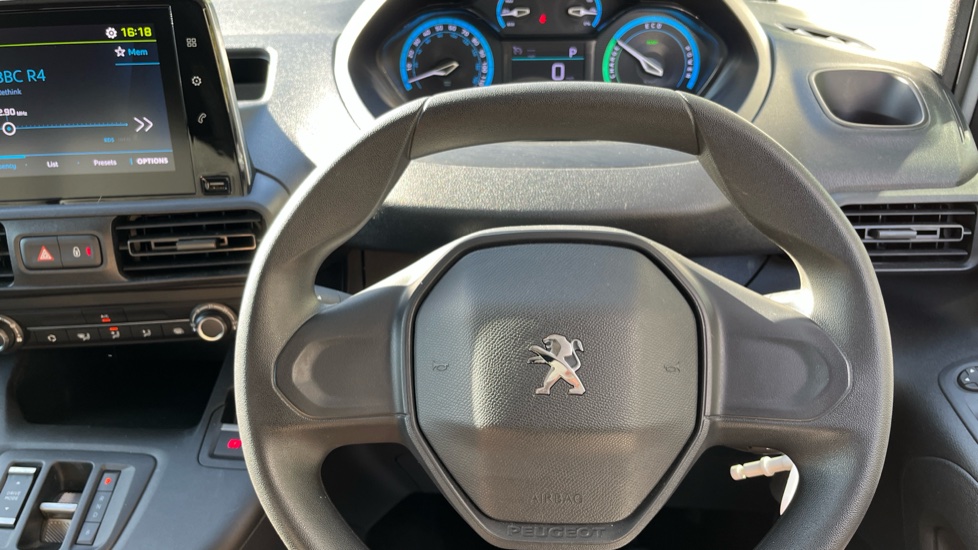 Peugeot Partner E-Standard 800 100kW 50kWh Professional Premium + Van Auto - Image 41