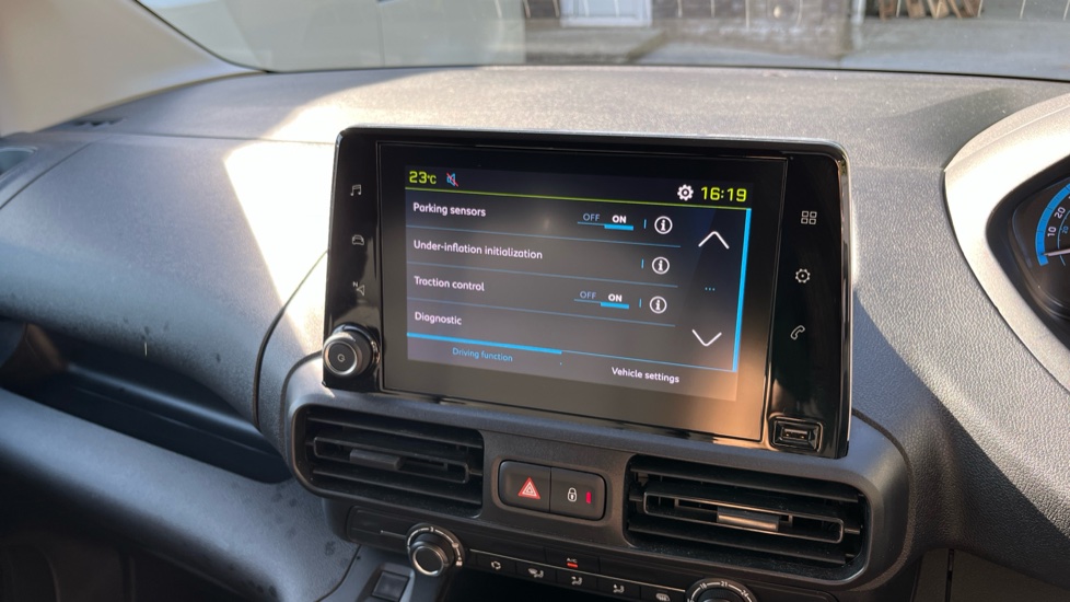 Peugeot Partner E-Standard 800 100kW 50kWh Professional Premium + Van Auto - Image 45