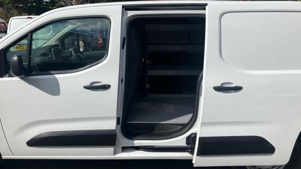Peugeot Partner E-Long 750 100kW 50kWh Professional Premium + Van Auto - Image 5