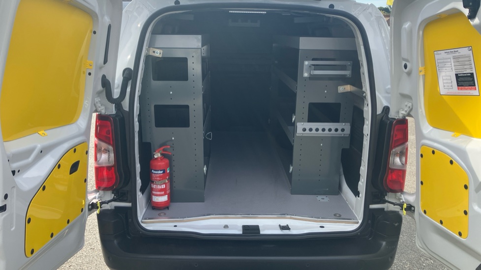 Peugeot Partner E-Long 750 100kW 50kWh Professional Premium + Van Auto - Image 12